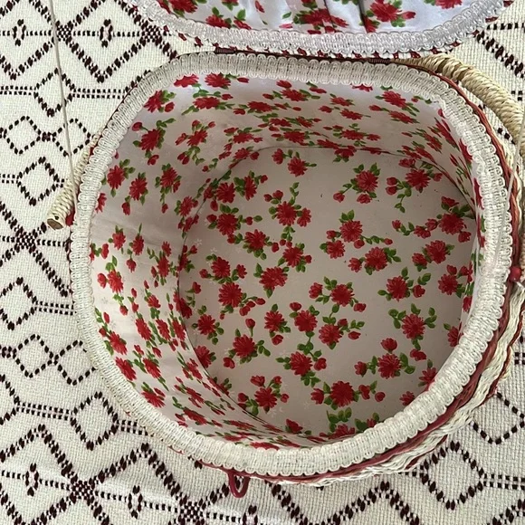 Vintage JCPenney Sewing Basket Constructed from Woven Wicker. - Picture 6 of 12